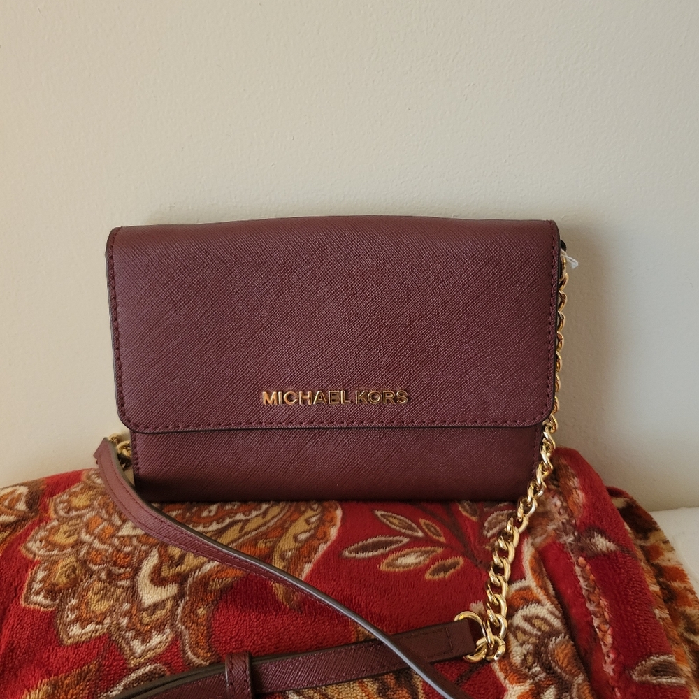 Michael kors Jet Set Wallet on chain.